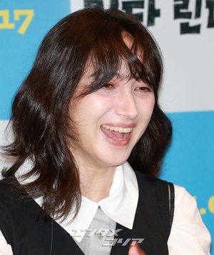 【フォト】香椎由宇、愛らしくハートのポーズ