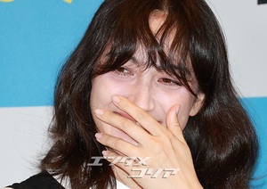 【フォト】香椎由宇、愛らしくハートのポーズ