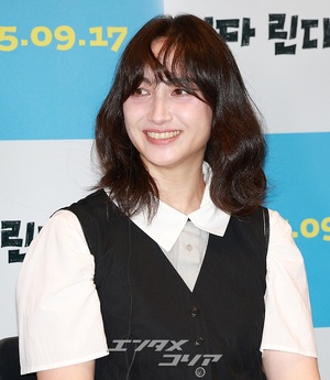 【フォト】香椎由宇、愛らしくハートのポーズ