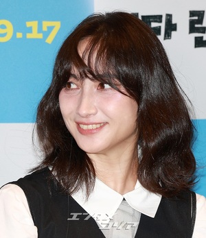 【フォト】香椎由宇、愛らしくハートのポーズ