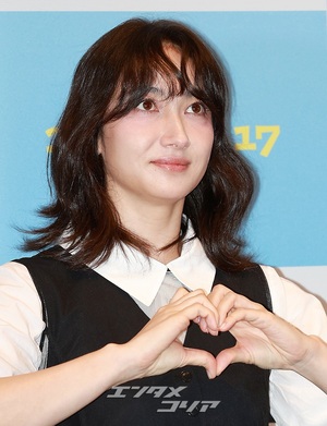 【フォト】香椎由宇、愛らしくハートのポーズ