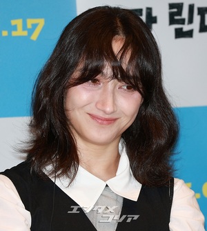 【フォト】香椎由宇、愛らしくハートのポーズ