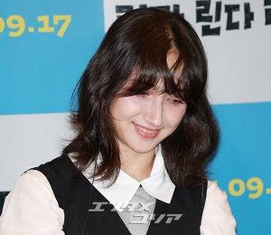 【フォト】香椎由宇、愛らしくハートのポーズ