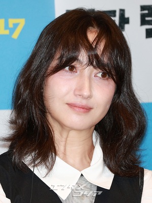 【フォト】香椎由宇、愛らしくハートのポーズ