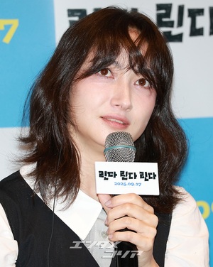 【フォト】香椎由宇、愛らしくハートのポーズ