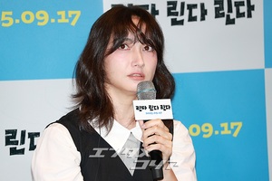 【フォト】香椎由宇、愛らしくハートのポーズ