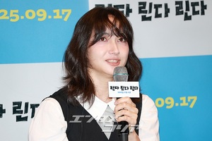 【フォト】香椎由宇、愛らしくハートのポーズ