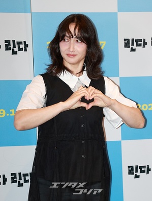 【フォト】香椎由宇、愛らしくハートのポーズ