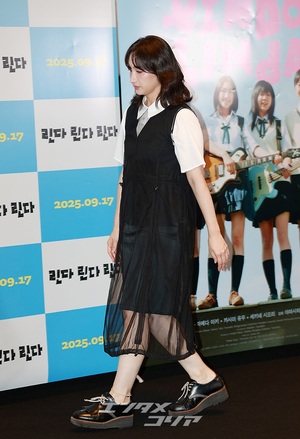 【フォト】香椎由宇、愛らしくハートのポーズ