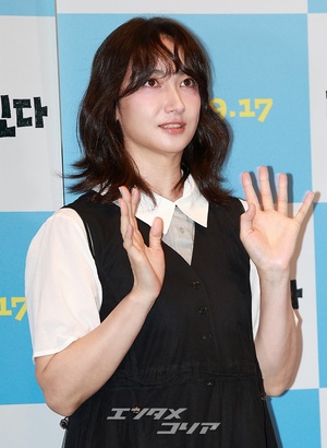 【フォト】香椎由宇、愛らしくハートのポーズ