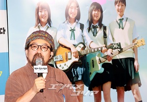 【フォト】山下敦弘監督、キュートにハートのポーズ