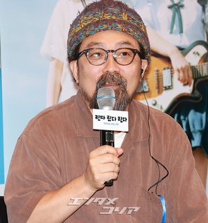 【フォト】山下敦弘監督、キュートにハートのポーズ