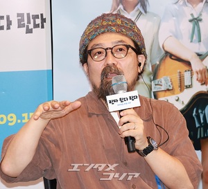 【フォト】山下敦弘監督、キュートにハートのポーズ