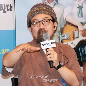 【フォト】山下敦弘監督、キュートにハートのポーズ