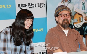 【フォト】山下敦弘監督、キュートにハートのポーズ