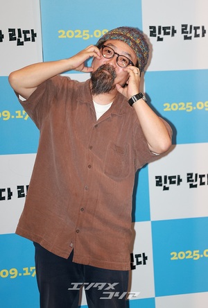 【フォト】山下敦弘監督、キュートにハートのポーズ