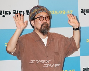 【フォト】山下敦弘監督、キュートにハートのポーズ