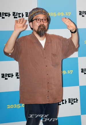 【フォト】山下敦弘監督、キュートにハートのポーズ