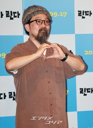 【フォト】山下敦弘監督、キュートにハートのポーズ