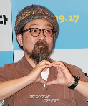 【フォト】山下敦弘監督、キュートにハートのポーズ