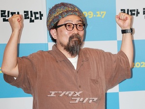 【フォト】山下敦弘監督、キュートにハートのポーズ