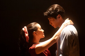 見つめ合うイ・ジュニョン&蒼井優、『TOKYOタクシー』スチールカット公開