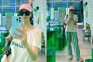 55歳キム・ヘス、カジュアルなTシャツ&帽子姿で飾らぬ日常公開