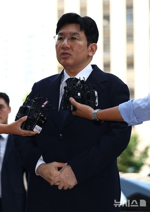 【フォト】パン・シヒョクHYBE議長が出頭、不正取引疑惑めぐる捜査で