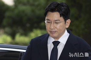 【フォト】パン・シヒョクHYBE議長が出頭、不正取引疑惑めぐる捜査で