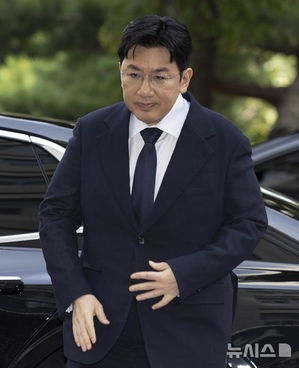 【フォト】パン・シヒョクHYBE議長が出頭、不正取引疑惑めぐる捜査で