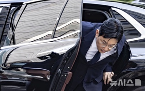 【フォト】パン・シヒョクHYBE議長が出頭、不正取引疑惑めぐる捜査で