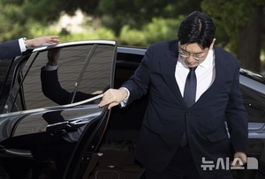 【フォト】パン・シヒョクHYBE議長が出頭、不正取引疑惑めぐる捜査で