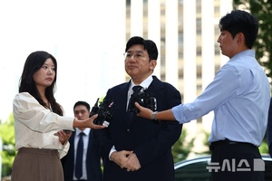 【フォト】パン・シヒョクHYBE議長が出頭、不正取引疑惑めぐる捜査で