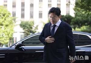 【フォト】パン・シヒョクHYBE議長が出頭、不正取引疑惑めぐる捜査で