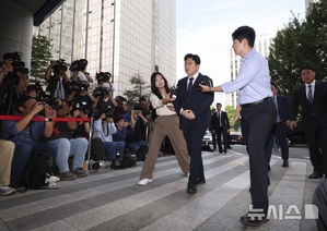 【フォト】パン・シヒョクHYBE議長が出頭、不正取引疑惑めぐる捜査で