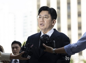 【フォト】パン・シヒョクHYBE議長が出頭、不正取引疑惑めぐる捜査で