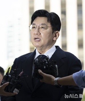 【フォト】パン・シヒョクHYBE議長が出頭、不正取引疑惑めぐる捜査で