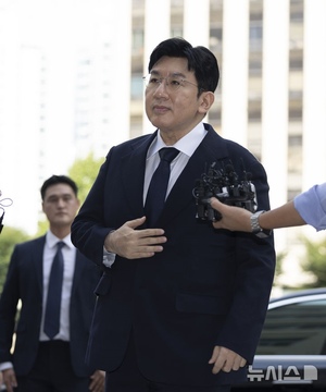 【フォト】パン・シヒョクHYBE議長が出頭、不正取引疑惑めぐる捜査で