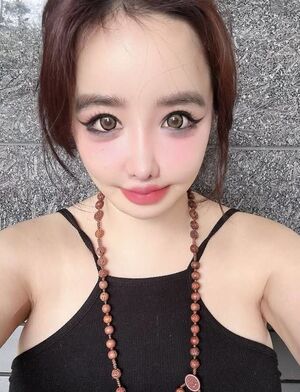 「私の夫」…2NE1ボムがまた「セルフ交際説」 イ・ミンホをタグ付け