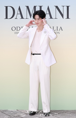 【フォト】白スーツ姿がステキなチャン・ドンユン、ソフトなほほ笑み