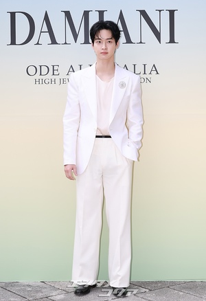 【フォト】白スーツ姿がステキなチャン・ドンユン、ソフトなほほ笑み