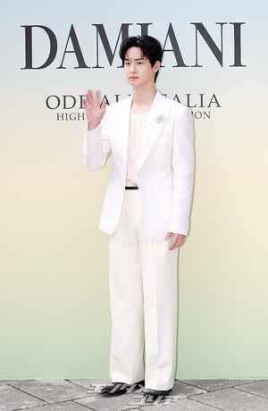 【フォト】白スーツ姿がステキなチャン・ドンユン、ソフトなほほ笑み