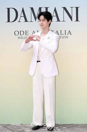 【フォト】白スーツ姿がステキなチャン・ドンユン、ソフトなほほ笑み