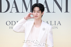 【フォト】白スーツ姿がステキなチャン・ドンユン、ソフトなほほ笑み