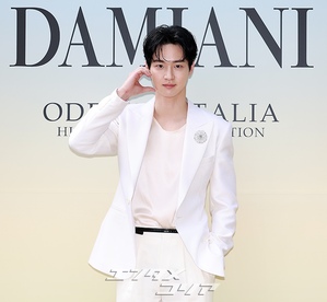 【フォト】白スーツ姿がステキなチャン・ドンユン、ソフトなほほ笑み