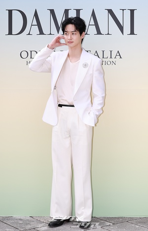 【フォト】白スーツ姿がステキなチャン・ドンユン、ソフトなほほ笑み