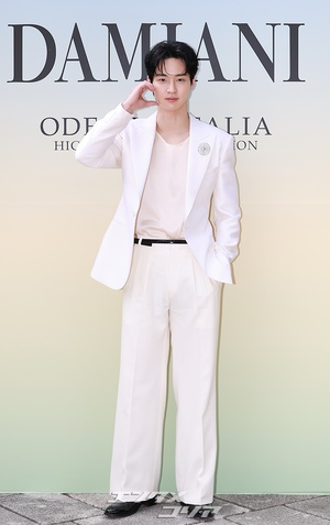 【フォト】白スーツ姿がステキなチャン・ドンユン、ソフトなほほ笑み