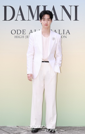 【フォト】白スーツ姿がステキなチャン・ドンユン、ソフトなほほ笑み