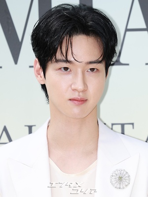 【フォト】白スーツ姿がステキなチャン・ドンユン、ソフトなほほ笑み