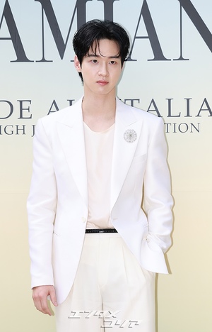【フォト】白スーツ姿がステキなチャン・ドンユン、ソフトなほほ笑み